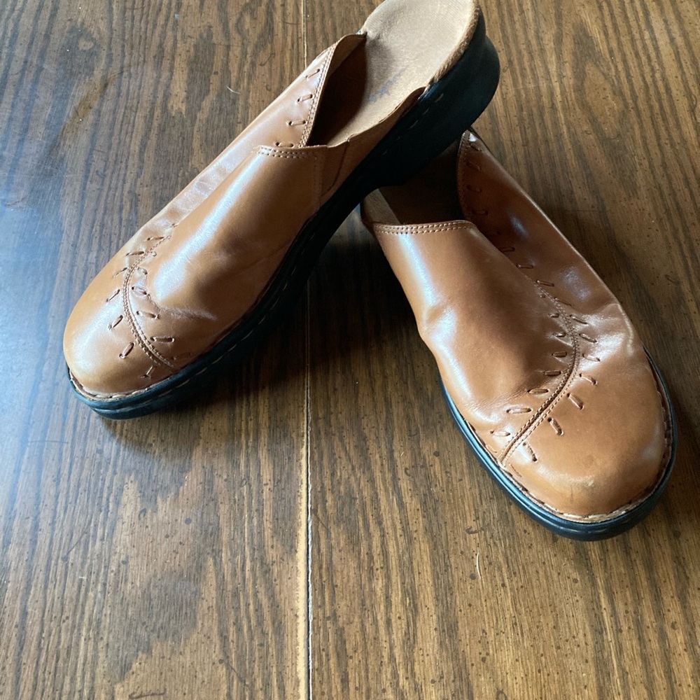 Woman’s brown Tan Leather Clarks Slip-On Shoes sz9